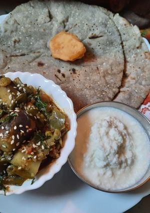 भोगीची लेकुरवाळी भाजी (Bhogichi Bhaji Recipe In Marathi) रेसिपी चे मुख्य फोटो 