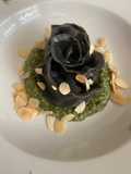ROSA AL NERO DI SEPPIA CON RICOTTA, PESTO E MANDORLE