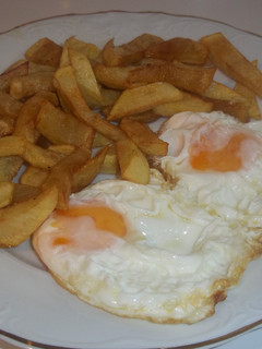 Una foto de Huevos de gallina fritos con patatas fritas