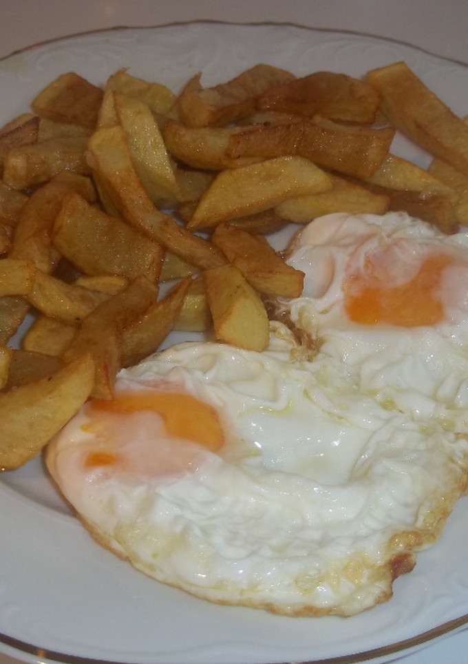 Una foto de Huevos de gallina fritos con patatas fritas