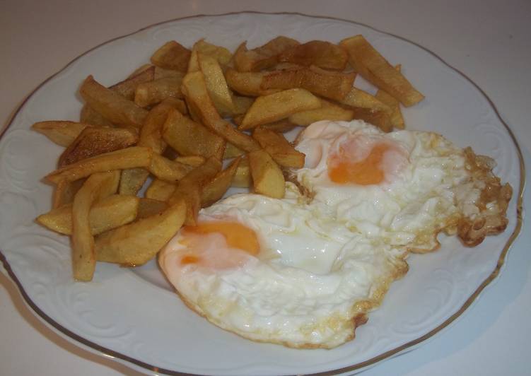 Huevos de gallina fritos con patatas fritas