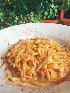 Una foto de Ensalada de col con ajillo frito