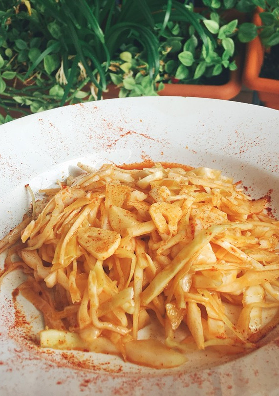 Una foto de Ensalada de col con ajillo frito