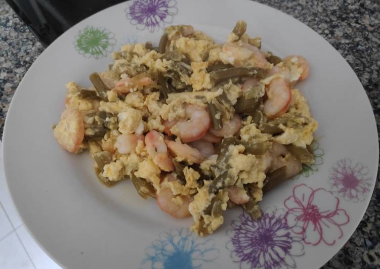 Revuelto de gambas y ajetes tiernos
