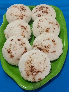 ઈડલી (Idli Recipe In Gujarati) રેસીપી મુખ્ય ફોટો