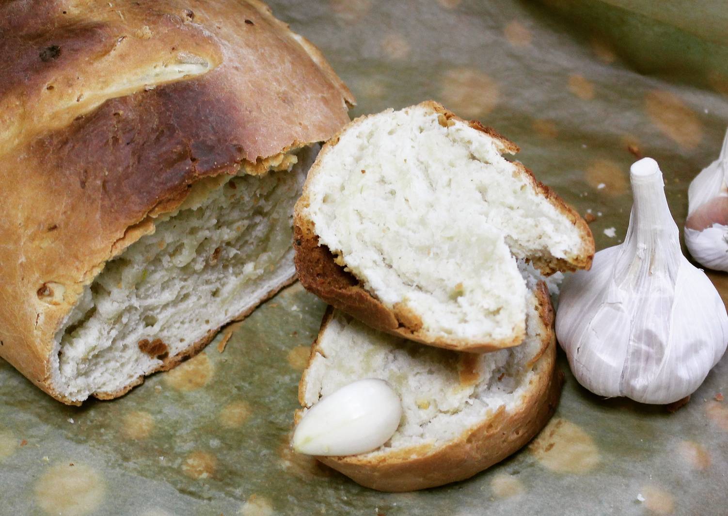 Хлеб чесночный в духовке в домашних условиях. Чесночный хлеб. Хлеб с чесноком. Чесночный хлеб в духовке. Чеснечка в хлебе.