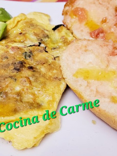Una foto de Tortilla a la francesa de espinacas con jamón y pasas