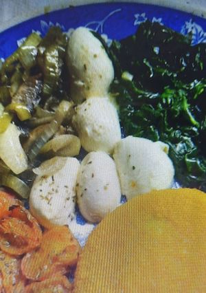 Una foto de Bandeja de espinacas, hongos salteados, boconccinos, cherry