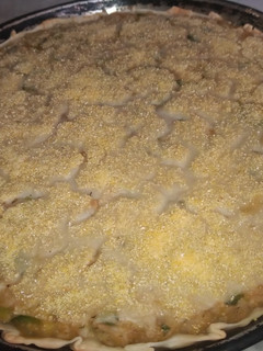 Una foto de Tarta de vegetales con salsa blanca