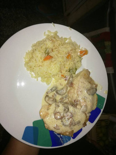 Una foto de Pollo en salsa de hongos