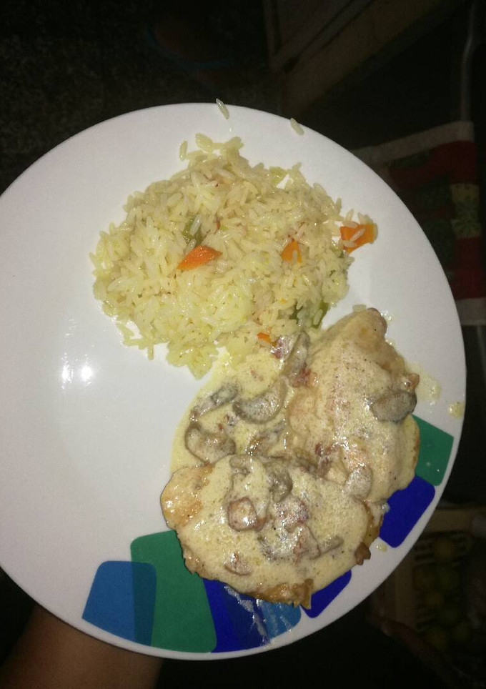 Una foto de Pollo en salsa de hongos