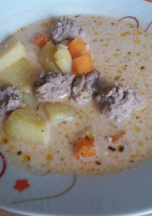 Tárkonyos húsgombóc leves recept fotója