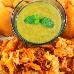 A picture of Onion and bottle guard fritters.