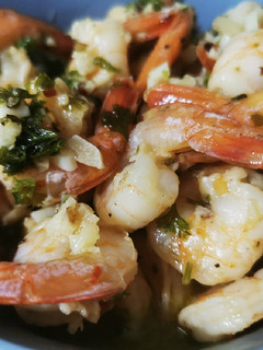 Una foto de Camarones al ajillo - Tapeo