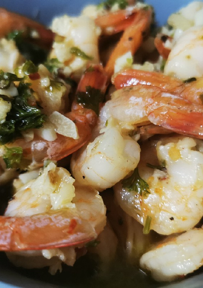 Una foto de Camarones al ajillo - Tapeo