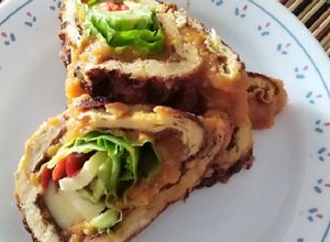 Una foto de Rollos de huevo rellenos con mermelada de 🍅 para el brunch!