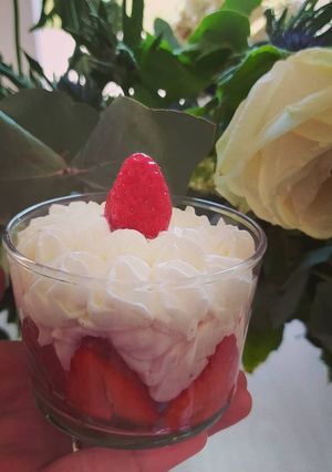 Une photo de Verrine fraises, chantilly, mascarpone 🍓