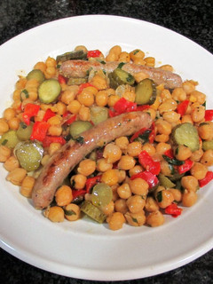 Una foto de Garbanzos con salchichas frescas y pepinillos encurtidos