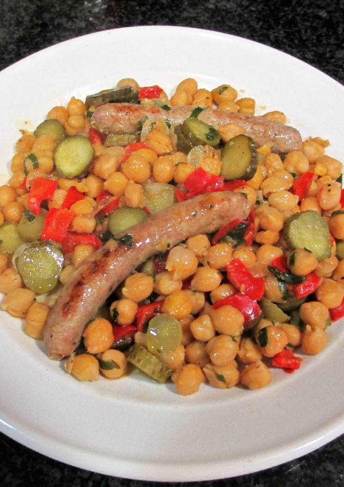 Una foto de Garbanzos con salchichas frescas y pepinillos encurtidos