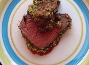 Una foto de Carne Roast beef con costra de pistachos y panko