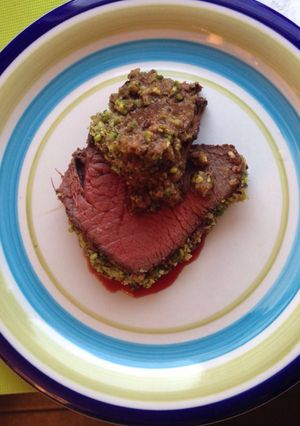 Una foto de Carne Roast beef con costra de pistachos y panko