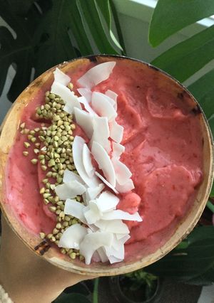 A picture of Strawberry and mango smoothie bowl.