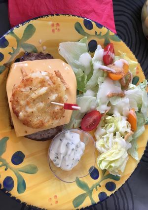 Une photo de Burger galette de pdt,salade sauce blanche ciboulette