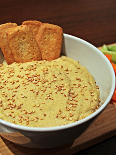 Una foto de Hummus templado de setas