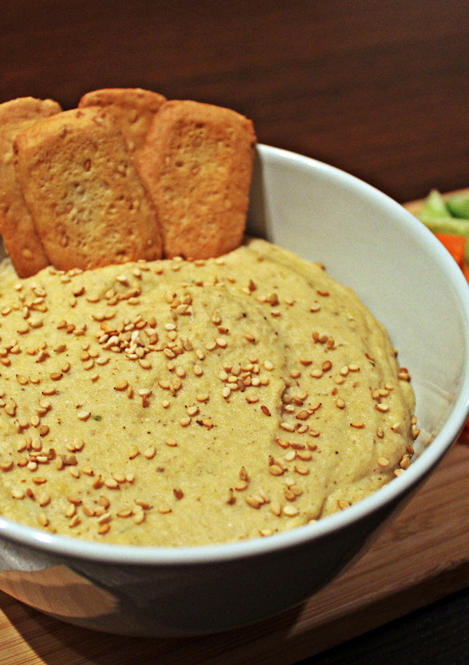 Una foto de Hummus templado de setas
