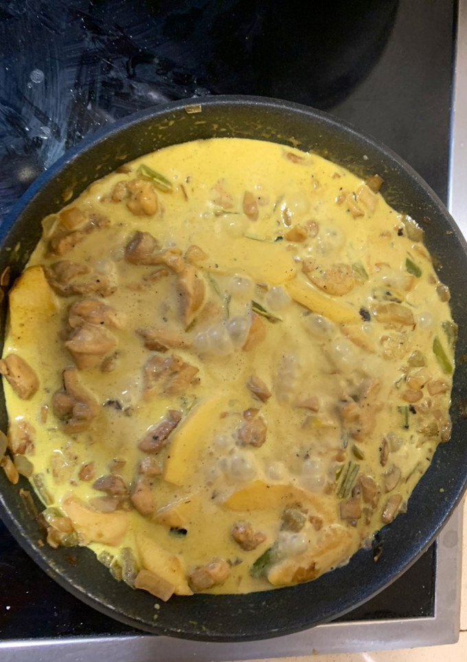 Una foto de Pollo al curry con manzana