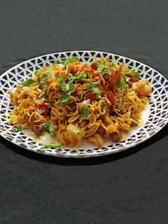 ચટપટી ભેળ (Chatpati Bhel Recipe In Gujarati) રેસીપી મુખ્ય ફોટો