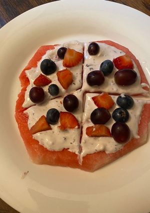 A picture of Watermelon pizza/ fruit pizza.