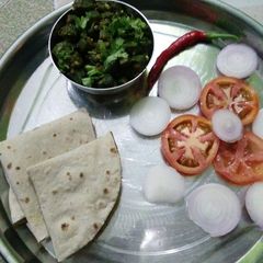 मसाला भिंडी और रोटी A picture of मसाला भिंडी और रोटी.