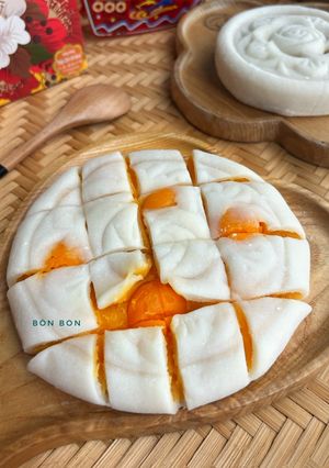 Hình của món Bánh Dẻo Nhân Sen Nhuyễn Trứng Muối.