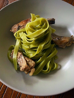 Una foto de Tagliatelle de espinacas con conejo al ajillo