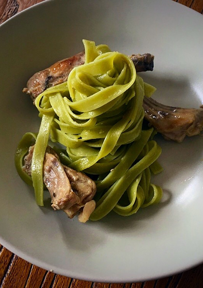 Una foto de Tagliatelle de espinacas con conejo al ajillo