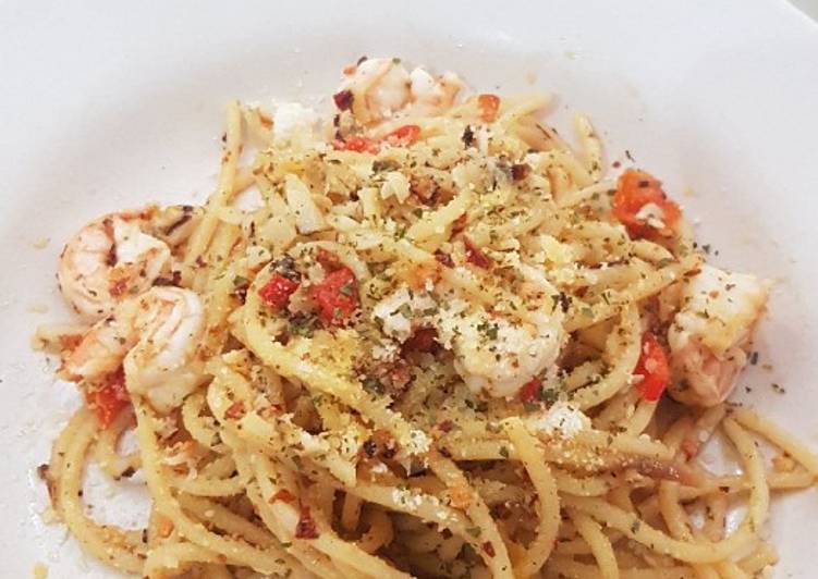 Langkah Mudah untuk Menyiapkan Spaghetti Aglio E Olio with Prawn yang Lezat