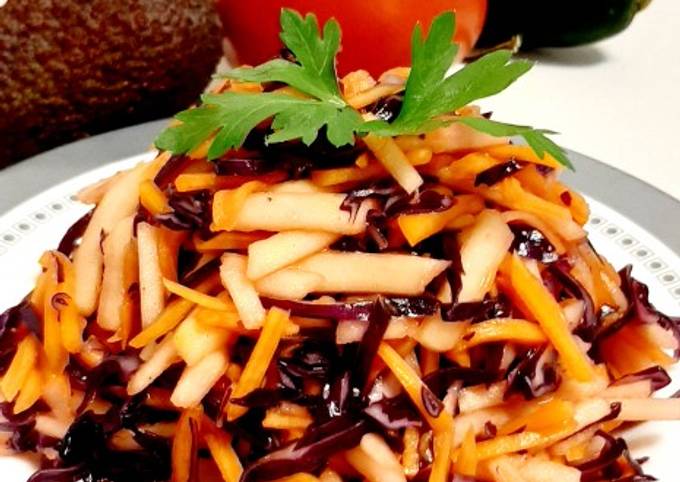 Витаминный салат из краснокочанной капусты, тыквы и яблока