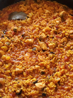 Una foto de Arroz a banda con salmón