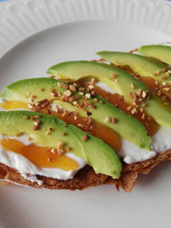 Una foto de Tosta de queso fresco y aguacate