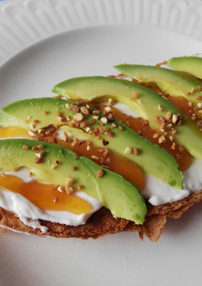 Una foto de Tosta de queso fresco y aguacate