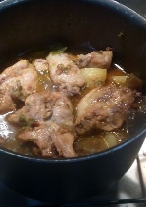 Una foto de Cocido de pollo con papas y berenjenas al curry