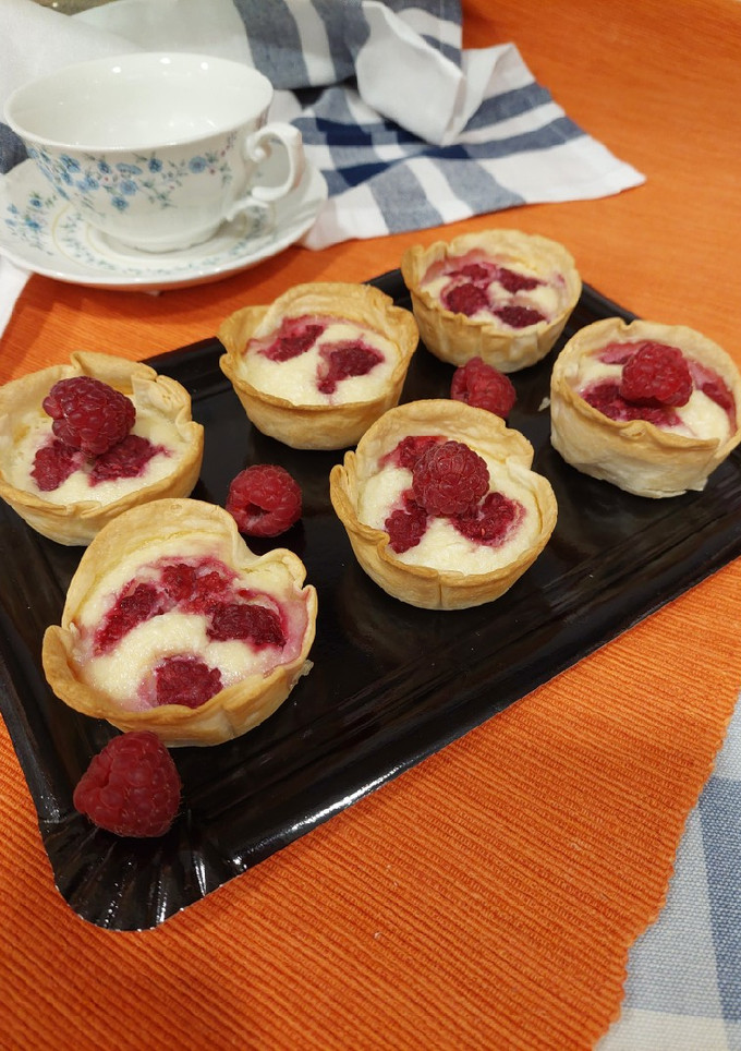 Una foto de Tartaletas de queso, coco y frambuesas