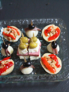 Una foto de Patatas rellenas con pinchos de huevos cuadrados