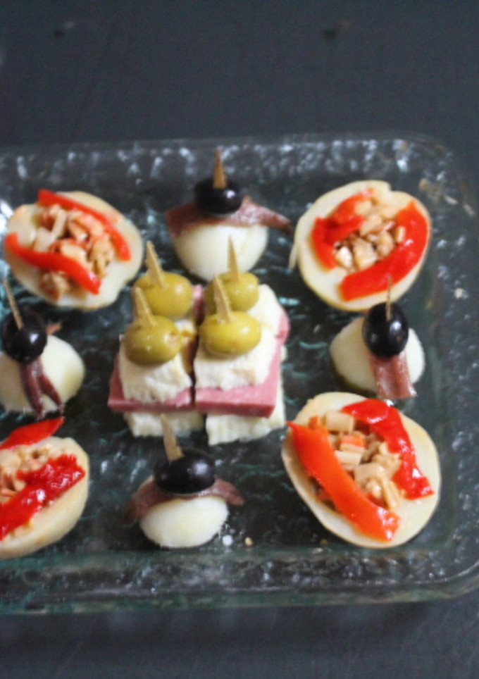 Una foto de Patatas rellenas con pinchos de huevos cuadrados