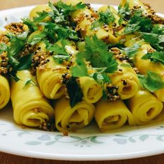 A picture of Khandvi.
