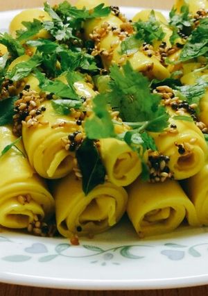 A picture of Khandvi.