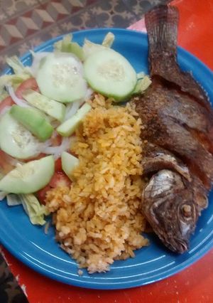 Una foto de Mojarras doradas al mojo de ajo