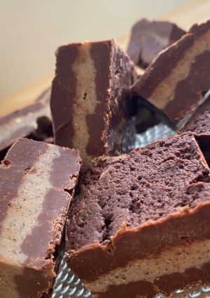 Una foto de Dados de chocolate y café