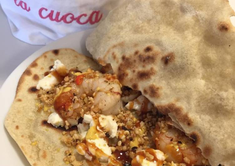 Cuor di piadina, gamberoni, gorgonzola e granella di nocciole